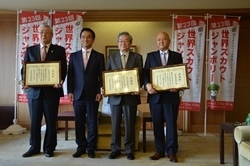 募金者と記念撮影する村岡知事の写真