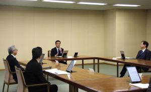 会議に出席する村岡知事の写真