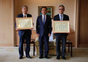 記念撮影する村岡知事