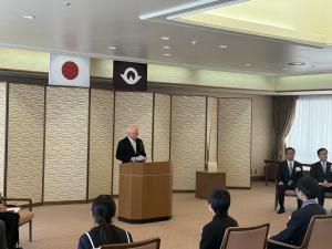 後期メダル栄光授与式で祝辞を述べる柳居議長