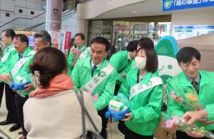 花束を贈る村岡知事の写真