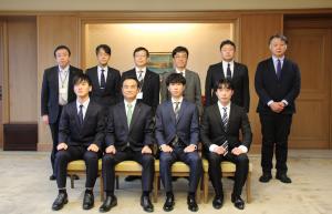 記念撮影する村岡知事の写真