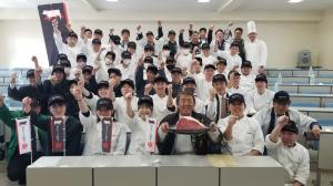 記念撮影をする長州力さんの写真