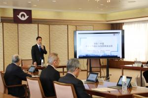 あいさつをする村岡知事の写真