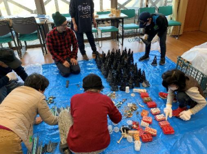 ３