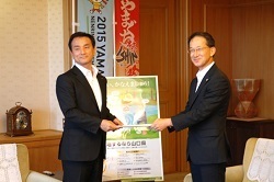 要望書を受け取る村岡知事の写真