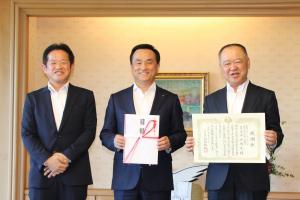記念撮影する村岡知事の写真