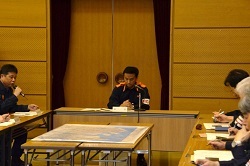 訓練に参加する村岡知事の写真