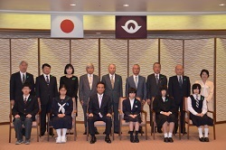 受賞者の皆さんと記念撮影する村岡知事の写真