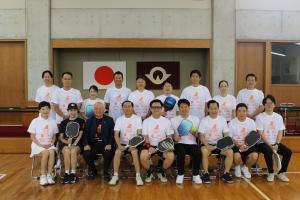 ピックルボールの交流試合に参加する柳居議長