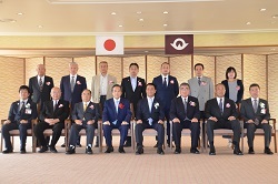 記念撮影する村岡知事の写真5