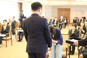 助成金交付団体への交付決定書交付の様子