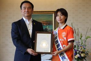 メッセージを受け取る村岡知事の写真