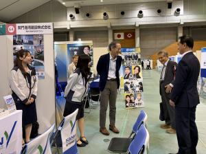 ブースを見学する村岡知事の写真