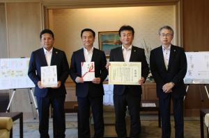 寄付者と記念撮影をする村岡知事の写真