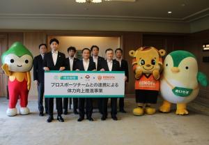 記念撮影する村岡知事の写真
