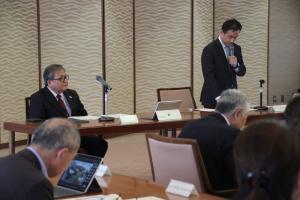 あいさつする村岡知事の写真
