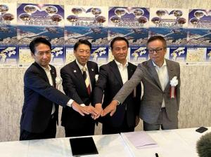 記念撮影をする2県2市の首長