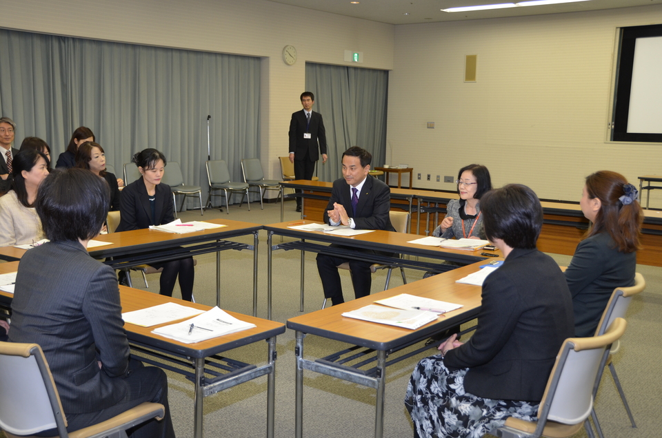 ご意見をお聴きする村岡知事の写真