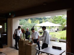 イロハーブを視察する村岡知事の写真
