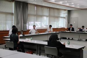 岩国地域の方と懇談する村岡知事の写真