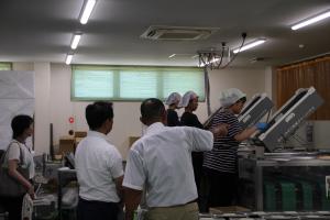 グリーンハウスを視察する村岡知事の写真