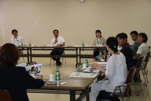 宇部地域の方と懇談する村岡知事の写真