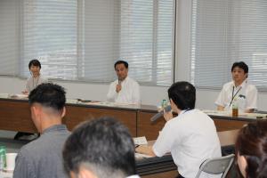 周南地域の方と懇談する村岡知事の写真