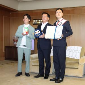 記念写真を撮影する村岡知事の写真