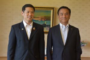 記念撮影する村岡知事の写真