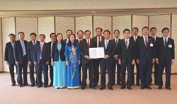 キエンザン省訪問団と記念撮影する村岡知事の写真