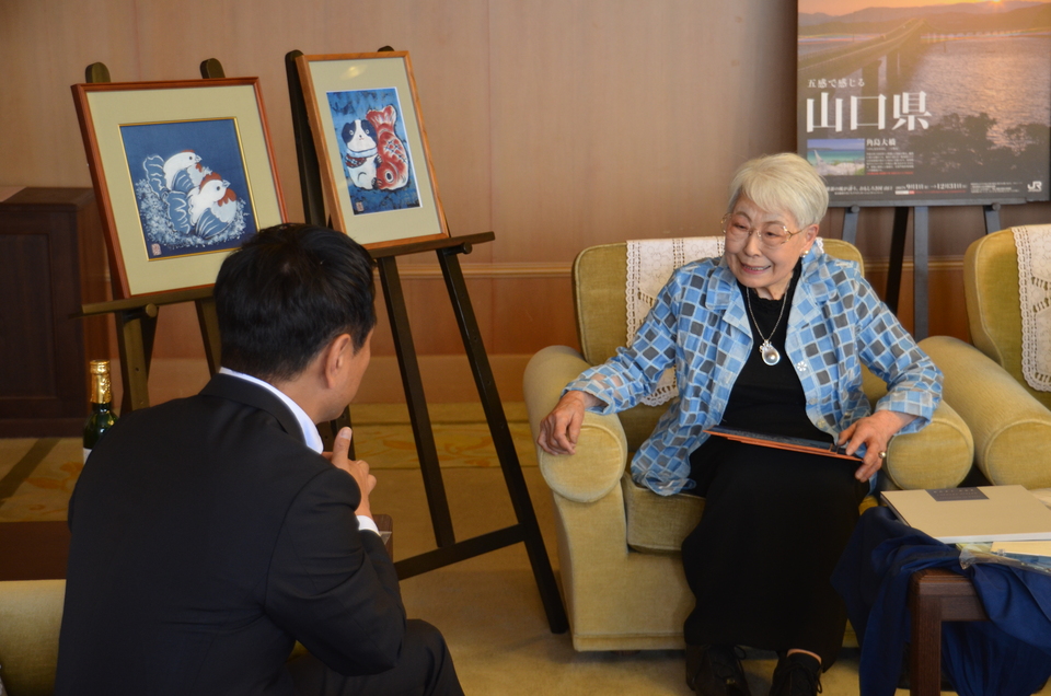 歓談する村岡知事の写真3