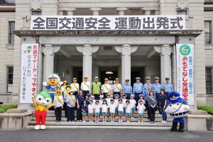 記念撮影する村岡知事