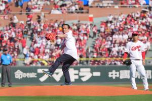 投球する村岡知事の写真