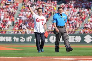 投球後、声援に応える村岡知事の写真