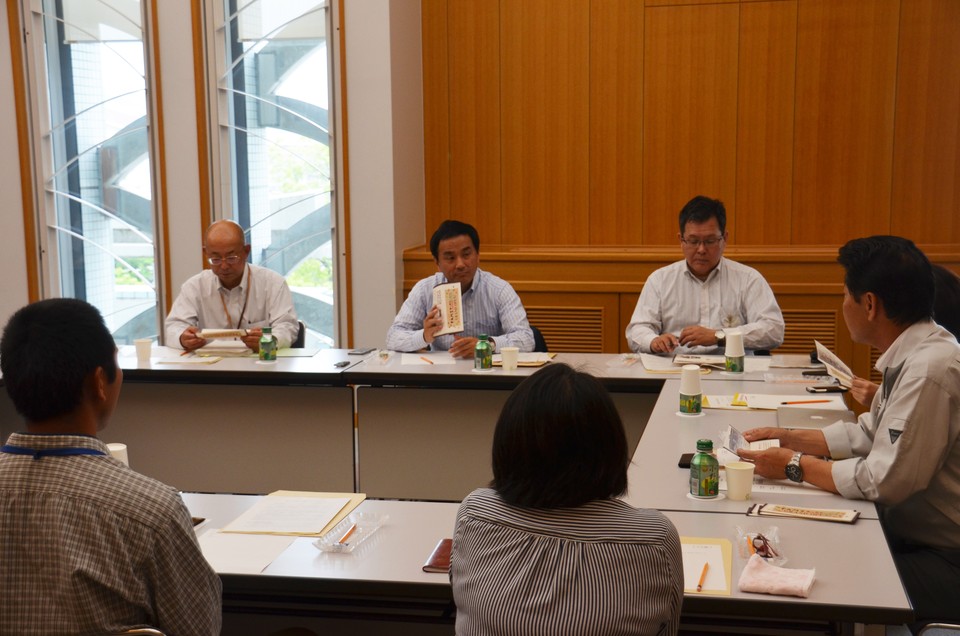 ご意見をお聴きする村岡知事の写真2