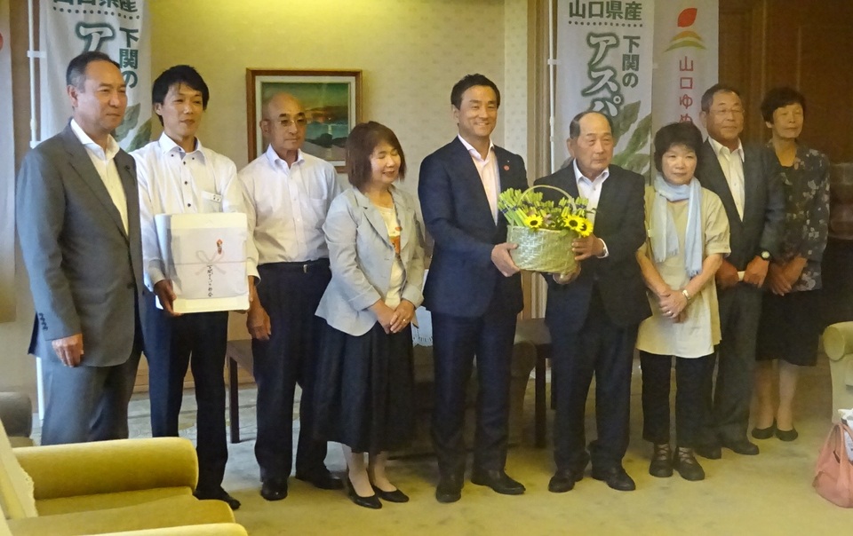 記念撮影する村岡知事の写真4