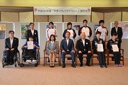 記念撮影する村岡知事の写真1