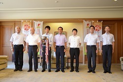 記念撮影する村岡知事の写真7