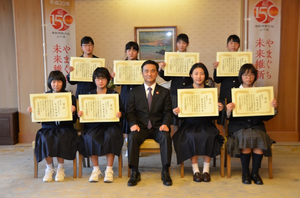 記念撮影する村岡知事の写真1