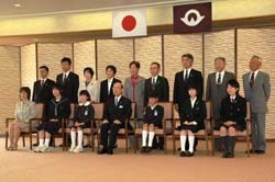 受賞者との記念写真に納まる二井知事