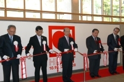 二井知事や関係者によるテープカットの様子