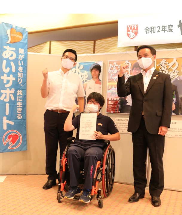 記念撮影する村岡知事の写真1
