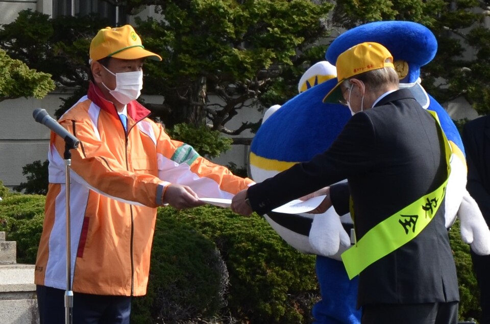 交通安全メッセージを渡す村岡知事の写真