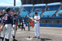 表彰式で優勝チームの栄誉を称える宮本さん