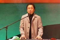 演奏しながら熱唱する陣内さんの画像