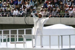 詩を朗読する川野太郎さん