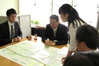 県職員から被災地の状況を聞かれる橋元さん