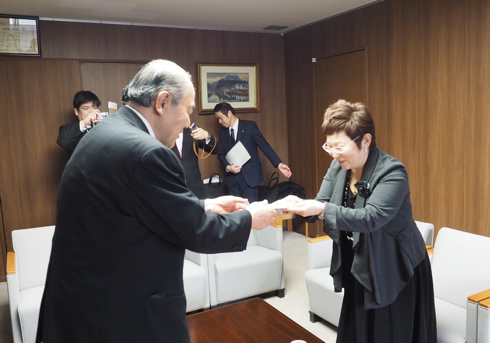 野村萩市長へ義援金を手渡す菊田さん