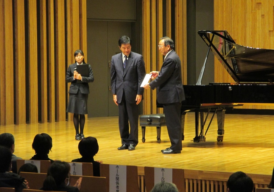 宮本富岡町長へ義援金を寄附する橋元さん